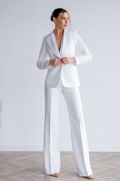 Women Wedding Suit, White Pants Outfit, Pant Suits For Women, Grad Ideas, White Suit, Costume Intero