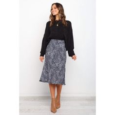 The midi length pencil skirt is an absolute staple in any girl's wardrobe! With a sleek silhouette and lightweight fabric, it's easy to wear and can be dressed up or down for any occasion. The high waisted design ensures that you'll always look effortlessly chic, while the elasticised waist at the back provides added comfort. Teaching Outfits, Business Casual Outfits For Work, Elegante Casual, Stylish Work Outfits, Church Outfits, Work Outfits Women, Professional Outfits, Business Casual Outfits, Work Attire