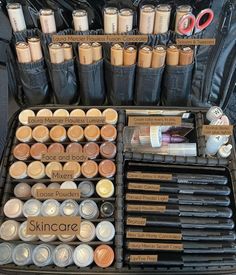 Makeup Artist Travel Kit, Mua Kit Organization, Pro Mua Kit, Pro Makeup Artist Kit, Professional Mua Kit, Beginner Makeup Artist Kit, Make Up Kit Professional, Make Up Set Up Organizations, Mua Kit Essentials