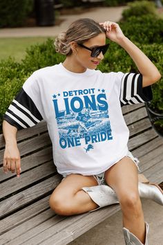 Show off your Detroit Lions pride in our striking contrast sporty oversized short sleeve tee. With trendy jersey mesh sleeves adorned with sports striping and a ribbed neckline, it's your go-to choice for representing in style. Lions Pride, Lion Pride, Look Short, Mesh Sleeves, Crowd Pleaser, Raglan Tee, Detroit Lions, Ribbed Neckline, Vintage Look