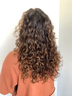 Long Curly Haircuts, Dyed Curly Hair, Natural Curly Hair Cuts, Highlights Curly Hair, Layered Curly Hair, Brown Curly Hair, Colored Curly Hair, Haircuts For Curly Hair