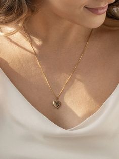 Minimalist Accessories Jewellery, Personalized Gifts Christmas, خواتم خطوبة, Gold Minimalist Jewelry, Locket Design, Necklace Photo, Gold Heart Locket, Gold Locket Necklace, Heart Locket Necklace