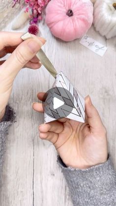 Diy Tree Ornaments, Quick Diy Gifts, Origami Diamond, Simple Origami, Origami Ornaments, Valentine Party Favors, Diamond Box, Diy Tree