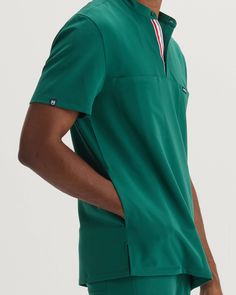 Polished and clean, our Skye top never fails to impress. With 2 chest pockets and 2 side pockets in a sleek design, this top is a tailored classic. - Classic fit - Modern collar - Total of four pockets ✓ Two front chest pockets ✓ Two side pockets - Side split hem Classic V-neck Tops With Pockets, Sporty Short Sleeve Tops With Pockets, Sporty Short Sleeve Tops With Side Pockets, Solid Color Tops With Pockets For Work, Green Collared Tops With Welt Pockets, Classic Collared Tops With Side Pockets, Sporty Solid Tops With Pockets, Fitted Crew Neck Tops With Pockets, Modern Green Tops For Workwear