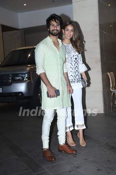 Shahid Kapoor Indian Wear, Ranbeer Kapoor Kurta, Shahid Kapoor Kurta Style, Celebrity Kurta Style Men, Shahid Kapoor Style, Kurta For Diwali Men, Shahid Kapoor Fashion, Diwali Kurtas For Men, Shahid Kapoor Kurta