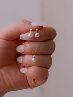 Tiny Diamond & Pearl earrings✨ fresh water pearl and natural diamond setting dangle earrings. 14K solid gold jewelry. * Detail * Material : 14k solid gold with fresh water pearl and genuine diamond. color : rose gold, gold or white gold * Size * Earring length : 10~11mm Diamond: Genuine 2mm brilliant cut diamond / VS Clarity / H color. Pearl : 4.5~5mm fresh water pearl. *We provide special package with some our business card, guarantee card, gift box. please check our shop policies and we lo Diamond Pearl Earrings, Small Pearl Earrings, Pearl Earrings Designs, Gold Earrings Indian, Gold Earrings Models, Pearl Jewelry Design, Pearl And Diamond Necklace, Freshwater Pearl Jewelry, Pearl And Diamond Earrings