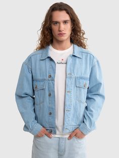 Męska kurtka denimowa BIG STAR o kroju oversize to doskonałe połączenie casualowego stylu z nowoczesnym designem. Średniej grubości denim w kolorze indygo nadaje kurtce klasycznego, ale zarazem świeżego wyglądu. Jasna tonacja typu stone wash to jeden z największych hitów ostatnich sezonów.

Kurtka posiada dwie praktyczne kieszenie naszywane zewnętrzne oraz dwie kieszenie wewnętrzne boczne, zapewniające wystarczającą przestrzeń na niezbędne drobiazgi. Długie rękawy wykończone są mankietami zapina Casual Medium Wash Relaxed Outerwear, Casual Relaxed Fit Medium Wash Outerwear, Casual Washed Blue Outerwear With Relaxed Fit, Urban Style Denim Jacket, Casual Relaxed Fit Denim Blue Jacket, Casual Denim Blue Relaxed Fit Denim Jacket, Casual Denim Blue Outerwear, Casual Blue Denim Jacket With Patch Pockets, Casual Medium Wash Outerwear For Streetwear