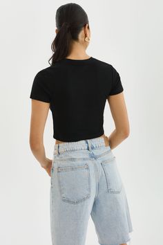 Elevate your basics with the INGA cropped t-shirt. The shortened length is perfect for a laid-back vacation atmosphere. It effortlessly pairs with various bottoms, from shorts and skirts to jeans or casual trousers, allowing you to create different looks with minimal effort. Black Short Sleeve Casual Crop Top, Black Casual Short Sleeve Crop Top, Black Cropped T-shirt For Summer, Black Cotton Crop Top With Cropped Hem, Casual Black Top Short Length, Black Casual Short Length Top, Trendy Cropped Hem Shirt For Summer, Summer Cropped T-shirt With Relaxed Fit, Casual Cropped Hem Bottoms For Summer