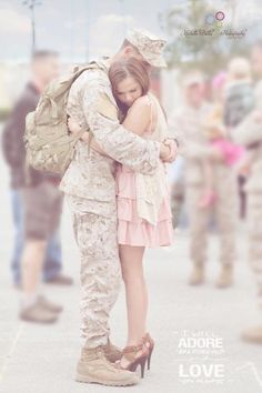 homecoming Military Couples Photos, Military Photography, Homecoming Pictures, Military Couples, Kids In Love, Military Homecoming, Marine Wife, Military Girlfriend, Army Girlfriend