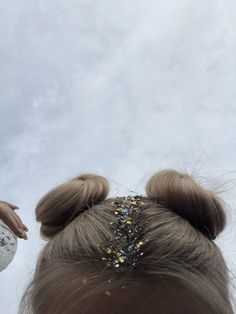 Long Bleached Hair, Hair Space Buns, Space Buns Hair, Pigtails Hair, High Buns, Festival Hairstyles, Glitter Ideas, Glitter Roots, Coachella Looks