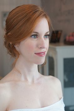 Wedding Makeup For Pale Skin Red Hair, Natural Bridal Makeup For Blue Eyes Red Hair, Red Hair Bridal Hairstyles, Makeup Looks Natural Wedding, Red Head Bridal Make Up, Pale Bride, Cute Simple Makeup Looks Natural, Natural Wedding Makeup Redhead