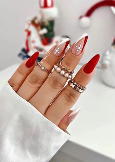 Tatoos Woman, Boardpanda Pins, Nails Festive, Santa Nails, Festive Nail Art, Movie Aesthetic, Tree Nails, White Glitter Nails