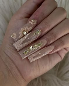 quince long light pink nail design with charms Rose Gold 15 Nails, Beige Bling Nails, Nails Acrylic Designs Gems, Champagne Nails For Quince, Cream And Gold Nails Acrylic, Cute Gold Acrylic Nails, Cool Quinceanera Ideas, Gold And Flower Nails, 15 Nails Ideas Rose Gold