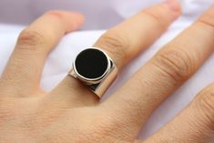 Anillo Geometrico Con Piedra Onix De Plata Hecho a Medida En - Etsy Round Stone Ring, Onyx Colour, Geometric Ring, Antique Engagement, Onyx Ring, Black Stone, Ring Sterling Silver, Stone Ring, Sterling Ring