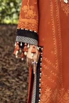 Latkan On Sleeves, Wedding Dressing Ideas, Bazoo Design, Model Sleeves, Suit Sleeves Design, Suit Sleeves, Tassels Fashion Clothing, Wedding Dressing, Wedding Dresses Ideas