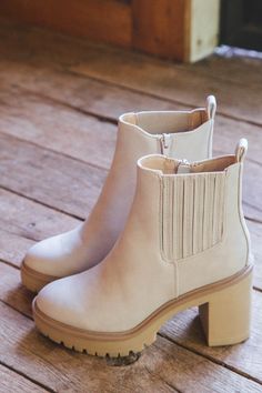 Cute Boots For Women, Boots Trending, Dolce Vita Boots, Short Brown Boots, Closet Revamp, Chelsea Boots Style, Boots Store, Western Style Boots, Lug Sole Boots