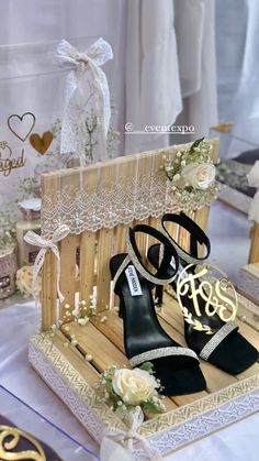 #hampers#gift#sandalhamper Engagement Hampers For Groom, Engagement Gift Basket Ideas, Wedding Room Hampers, Wedding Packings, Wedding Hamper For Couple, Engagement Hamper Ideas Muslim, Room Hampers For Weddings, Engagement Hamper, Wedding Trays