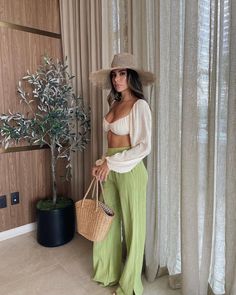 STARLOW® on Instagram: “It’s Bittersweet to know that spring is ending, but we’re ready for summer 🌞🌴 #shopstarlow #summervibes #heatwave #popofcolor #ootd…” Beach Night Outfit, Italian Outfits Women, Key West Outfits, Rome Outfits, Italian Summer Outfits, Hawaii Outfits, European Summer Outfits, Europe Outfits