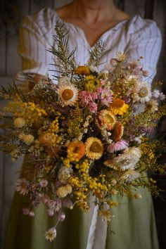 dried flower bridal bouquet 70s Flower Bouquet, Earthy Wedding Flowers, Wild Flower Bouquet Wedding, Earthy Tone Wedding, Wedding Wildflower Bouquet, Wild Flower Wedding Bouquet, Wildflower Bouquet Wedding, Earthy Flowers, Dried Flowers For Wedding