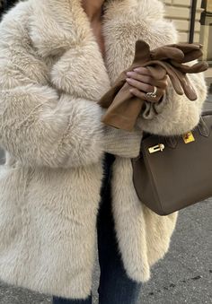 #winteroutfits #woolcoats #aesthetic #leathergloves Autumn Fits, Couture Details, Classic Wardrobe, Outfits Fall, Winter Outfits Women, Winter Fashion Outfits, Winter Looks, Perfect Outfit