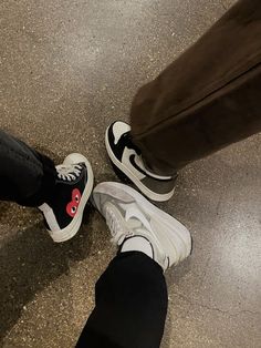 #friends #inspo #shoes #shoesoftheday #nike #converse #summer #aesthetic #cutecore #trendy #trending #relatable Converse Summer, Converse Aesthetic, Nike Converse, Friends Poses, Best Friends Photos, Summer Aesthetic, Summer Shoes, Fashion Shoes, Converse