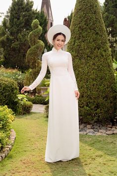 Traditional collar Fabric: Crepe, lace, beading Cut-out Long sleeves Type: Modern ao dai Fitted Ao Dai With Lace Sleeves For Wedding, Fitted Wedding Gown With Embroidered Sleeves, Elegant Ao Dai With Lace Sleeves For Ceremony, Elegant Ao Dai With Lace Sleeves For Wedding, Elegant Wedding Ao Dai With Lace Sleeves, Ceremony Dress With Lace Sleeves, Long Sleeve Lace Dresses For Ceremony, Long Sleeve Dress With Lace Sleeves For Ceremonies, Ceremonial Ao Dai With Lace Sleeves