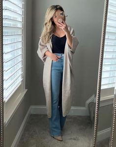 Cream Coatigan Outfit, Long Cardigan Business Casual, Long Cream Cardigan Outfit Winter, Long Tan Cardigan Outfit Work, Baby Shower Outfit For Guest Fall Jeans, Work Hoodie Outfit, Long Beige Cardigan Outfit Winter, Laughlin Outfits, Easy Mom Looks