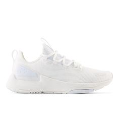 This versatile shoe features a range of comfort and support technologies so you can take on any workout with ease. White Gym Shoes, Mens Gym Shoes, Workout Sneakers, New Balance White, White Shoes Men, White Sneakers Men, Mens Tennis Shoes, White Tennis Shoes, Mens Training Shoes