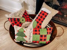 Bundles of Christmas Joy! Mini Bowl Filler Pillows Christmas Bowl Fillers Ideas, Bowl Fillers Ideas, Easy Christmas Sewing Projects, Wallhanging Patterns, Stitch Crafts, Sew Christmas, Mini Pillows, Table Topper Patterns, Christmas Bowl