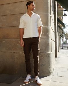 Upgrade your casual wardrobe with our Threadbare trousers, in an on-trend cargo style. These jogger like trousers are the answer if you're after an alternative pair of trousers to complete your collection. With a snap fastening cargo pocket on each leg, two side pockets and two back flap pockets, you're fully kitted out. An elasticated waistband with drawcords and cuffed hem finish this easy-to-style pair. Throw on a casual hoodie and a padded gilet for an off-duty look. Size: Model is 6′ 3″ and Brown Trousers Outfit, Trousers Outfit Men, Brown Joggers, Trouser Outfit, Slim Fit Joggers, Brown Trousers, Style Cargo, Cargo Style, Cargo Pocket