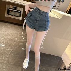 OliviaMark - Heiße Vintage-Shorts mit hoher Taille und schmaler Passform aus Denim mit scharfer Kante Mark Vintage, Trendy Denim, Hot Shorts, Denim Short, Blue Outfit, Mini Shorts, V Cut, Vintage Shorts, V Cuts