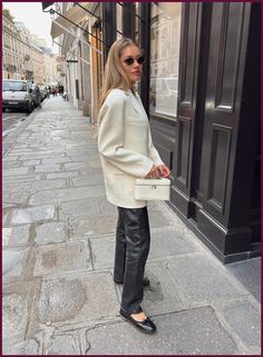 Discover chic ways to style your black leather pants this fall and winter with these 8 everyday outfits! Whether you prefer faux leather or the real deal, these casual outfit ideas will keep you looking classy and stylish for both work and everyday life. For example, we just love this Parisian outfit with wide-leg leather pants, Miu Miu ballet flats, a white blazer and a white Loro Piana bag. Lora Piana Bag, Diner Outfits, Lora Piana, Minimal Girl, Corporate Attire Women, Mom Outfits Spring, Lederhosen Outfit, Chica Chola, Parisian Outfit