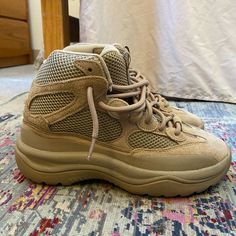 Adidas Yeezy desert boot Yeezy Desert Boots Outfit, Yeezy Desert Boots, Desert Boots Outfit, Yeezy Boots, Desert Boot, Streetwear Men, Yeezy Shoes, Desert Boots, Streetwear Men Outfits