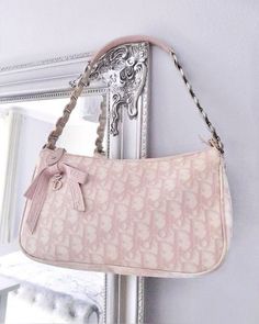 Dior Purse, Dior Aesthetic, Dior Girl, Luxury Bags Collection, Aesthetic Bags, Pastel Outfit, Girly Bags, Pink Girly Things, Luxury Purses