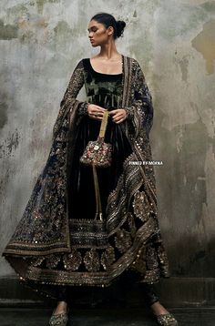 Sabyasachi Mukherjee - India 🇮🇳 Indian Wedding Dresses, Celebrity Casual Outfits, Indian Bride Outfits, Dresses Online Shopping, Traditional Indian Outfits, Indian Dresses Traditional, Indian Bridal Fashion, Designer Lehenga, Indian Bridal Outfits