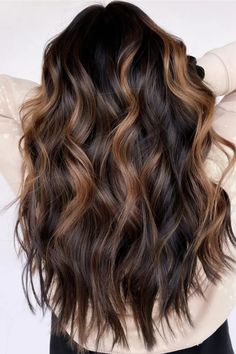 Couleur caramel est l'une des teintes les plus populaires de la saison. Et c'est exactement la raison pour laquelle vous devriez la choisir pour vos mèches. credit photo: instagram @live_love_dohair Blonde Highlights For Summer, Hair With Chunky Highlights, Brown Hair Color With Highlights, Heavy Highlights On Dark Hair, Ecaille Hair, Winter Hair Colour For Blondes, Colorful Hair Ideas, Heavy Highlights, Honey Brown Hair Color