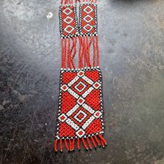 1970's Native American Beadwork Necklace in great rich colors. The chain has a length of approx. 80 cm Great original condition from America! Only the item without decoration in the background is sold and sent. If you have any further questions, please do not hesitate to contact me. If you want to change the packaging or the shipping, you can send me a message. Images are part of the description Indian Beadwork, Beadwork Necklace, Native American Beadwork, Indian Necklace, Native American Indians, Rich Colors, American Indian, True Vintage, Rich Color