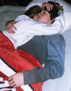 Couple Sleeping, Teenage Love, Couple Goals Teenagers, Teen Love, Boyfriend Goals, Cute Couples Photos, Relationship Goals Pictures