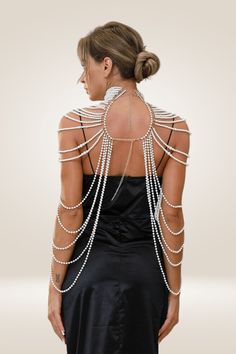 Schmücken Sie sich mit diesen Pearl Body Chain Schal Halsketten, speziell für Frauen, die das perfekte Accessoire suchen, um ihren Look zu verbessern.  Diese langen Halsketten für Frauen werden aus ausgewählten Perlen hand gefertigt und akribisch geschichtet, um einen fesselnden Effekt zu erzielen.  Ideal für diejenigen, die Perlenketten oder Perlenketten lieben, verleiht dieses einzigartige Stück jedem Ensemble einen Hauch von Raffinesse.
Egal, ob Sie an einer Hochzeit teilnehmen oder einfach nur ein Statement mit Ihrer Auswahl an Accessoires abgeben möchten, diese Perlenkette kreationen bieten sowohl Eleganz als auch Stil.  Das Design der geschichteten Halsketten sorgt dafür, dass sie auffallen und die Aufmerksamkeit der Zuschauer auf sich ziehen, während die Verwendung von hochwertigen, Party Pearl Necklace, Party Beaded Pearl Necklace, Pearl Necklace For Party, Bohemian Pearl Necklace For Party, Bridal Body Jewelry, Pearl Body Chain, Jóias Body Chains, Shoulder Necklace, Chain Bra