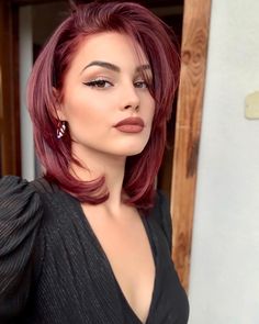 Hairstyle with layers Short Red Hair, Red Hair Inspo, Burgundy Hair, Hair Color And Cut, Red Hair Color, Hair Inspiration Color, Aesthetic Hair