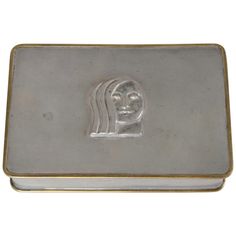 Box in brass and pewter with decor of a womans face. Designed by Anna Petrus for Firma Svenskt Tenn. Marked B8 = 1928. Womans Face, Venus Of Willendorf, Sake Bottle, Type Illustration, Design Textile, Book Posters, Ceramics Projects, Pretty Packaging, Art Furniture