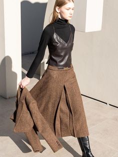 Composition : WOOL100%Country of Origin : KOREA Chic Gucci Knee-length Skirt, Herringbone Skirt Outfit, Herringbone Skirt, Skirt Outfit Fall, Winter Capsule, Rock Outfits, Stylish Clothes, Family Drama, Office Attire