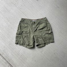 vintage 2000s green cargo utility short Label: Natural Reflections Material: 100% cotton Size: (label size 2) fits like a modern size small / 28 inch waist Refer to measurements for detailed sizing. Excellent Vintage Condition Measurements (laid flat & unstretched) : Waist: 14.5 in (double this) Hip: 18 in (double this) Rise: 8.5 in Inseam: 5 in Each vintage piece has been preloved. Minor fading + wear is expected & often adds to the character. All items are cleaned & from a smoke & pet free building. We hope you appreciate this find as much as we do. FINAL SALE. Please refer to measurements, details, and photos before ordering. Cheap Short Length Cargo Shorts For Outdoor, Green Utility Cargo Skirt With Pockets, Green Cotton Cargo Skirt With Side Pockets, Casual Green Cargo Skirt With Multiple Pockets, Casual Green Cargo Skirt With Pockets, Green Cotton Utility Cargo Shorts, Khaki Utility Cargo Shorts, Khaki Cotton Cargo Skirt With Multiple Pockets, Casual Green Cotton Cargo Skirt