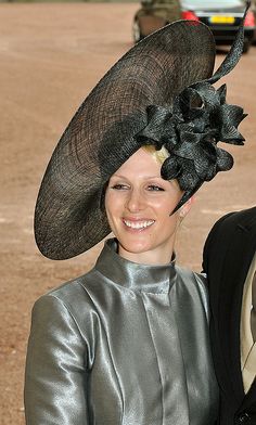 Zara at Prince William's wedding Zara Phillips Wedding, Cream Fascinator, White Hats, Black And White Hats, Hats And Fascinators, Red Fascinator, Lady Elizabeth, Zara Phillips, Veiled Hats