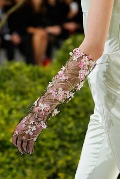 Christian Dior Paris, Gloves Fashion, Christian Dior Haute Couture, Wedding Gloves, Dior Haute Couture, Christian Dior Couture, Dior Couture, Floral Fashion