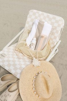 Beach Bag Aesthetic, Beach Day Essentials, Beach Relaxing, Beach Bag Essentials, Best Beach Bag, Pool Essentials, Folly Beach, Bag Packing