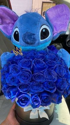 #ursodepelucia ,#flowers Stitch Gift Basket Ideas, Stitch Rose Bouquet, Flower Bouquet With Stuffed Animal, Stitch Flower Bouquet, Stitch Bouquet, Ribbon Rose Bouquets, Roses Bouquet Gift, Stitch Cake, Lilo And Stitch Merchandise