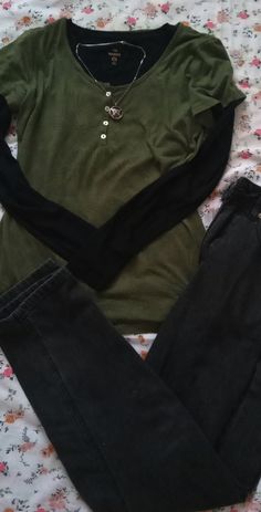 Dark Green Long Sleeve Outfit, Long Sleeve Green Shirt Outfits, Black Longsleeves Outfit Under Shirt, Black Shirt Under T Shirt Outfit, Green Shirt Y2k, Layering Black Long Sleeve Shirts Outfit, Long Sleeve With Tank Top Over, Shirts With Long Sleeves Under, Tee Shirt Over Long Sleeve Outfit