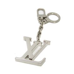 Used Louis Vuitton Initial Key Chain M65071 Keyring (Silver) (Sku: Bf576975) === General === Brand : Louis Vuitton Model : Initial Key Chain M65071 === Design === Type : Keyring Gender : Men,Women Color : Silver Material : Metal === Size === Size (Hxwxd) : 14cm X 4.5cm / 5.51'' X 1.77'' Weight : 70g / 2.46oz. Ring Diameter : 2.7cm / 1.06'' === Inventory === Serial Number : Le0120 === Included Items === Accessories Notice : Before Purchasing, Please Refer To The Images Of The Accessories Included Silver Metal Jewelry With Logo, Silver Metal Jewelry With Metal Logo, Luxury Metal Jewelry With Metal Logo, Luxury Silver Jewelry With Metal Logo, Designer Silver Jewelry With Logo Charm, Luxury Silver Jewelry With Logo Charm, Luxury Jewelry Gift With Metal Logo, Luxury Jewelry With Metal Logo For Gift, Luxury Metal Jewelry With Palladium Hardware