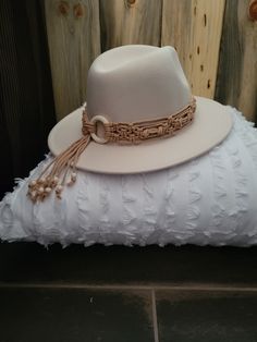 a white hat is sitting on top of a pillow